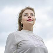 paragnost helderziende Simone- Hallo, ik ben Simone, ik ben helder voelend, wetend en ziend. Van kleins af aan voel ik energieen aan, ik zie verbanden tussen mensen, gebeurtenissen en omgeving. Door verbinding te maken met jouw energie, gidsen en Ziel, ontvang ik antwoorden en inzichten op jouw levensvragen. Ik communiceer duidelijk en geef je handvaten zodat je anders naar jouw vraag of situatie kunt kijken. Soms mag ik een healing geven tijdens het gesprek. Ik kan je ook begeleiden met jouw spirituele groei en of bewustwording. Spiritueel begeleider, Relatiegebied, zielsverwantschap, spiritueel ontwaken en rouwverwerking. Ingewijd in de Akasha Kronieken en Engelen healing, kaartlegging, gebruik van pendel, contact met overledenen, driejarige intuïtieve opleiding afgerond. Dit in combinatie met mijn talenten en ervaringen is het mijn missie om mensen verder te mogen helpen en of te begeleiden op hun levensweg. Bel en e-mail met  paragnosten en helderzienden. Helderziende en paragnost hulplijn waar een   helderziende  en paragnost je inzichten geeft in liefde en toekomst.  